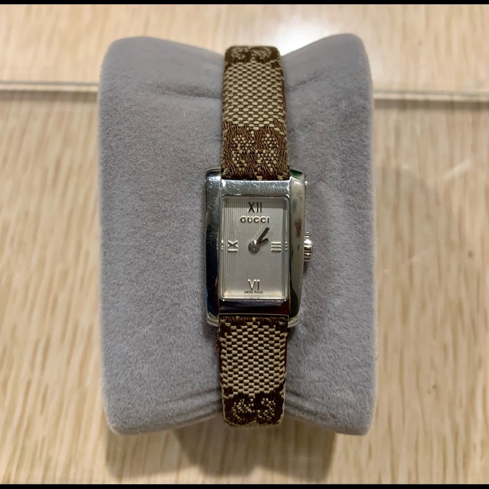 GUCCI WATCH CANVAS GUCCI LOGO WITH BROWN LEATHER will need a new battery
